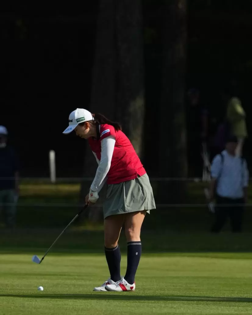 堀琴音のアイアンスイング（斜め前方）