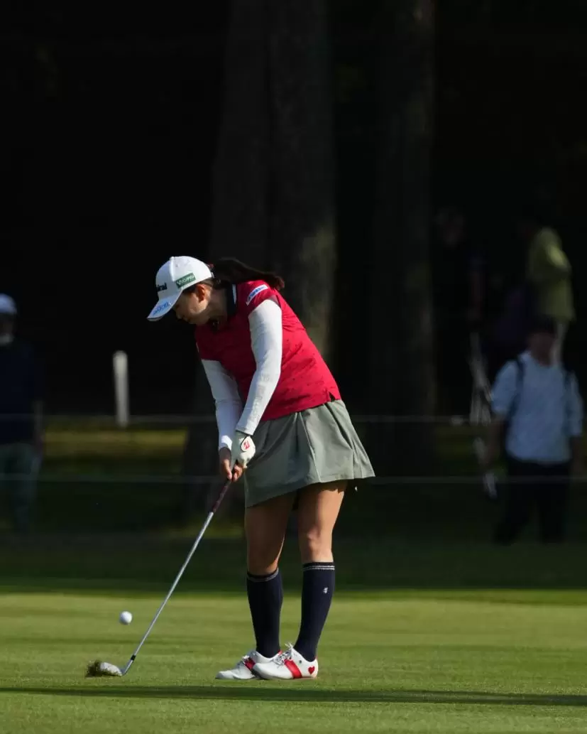 堀琴音のアイアンスイング（斜め前方）