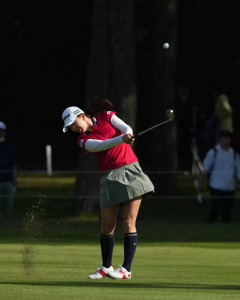 堀琴音のアイアンスイング（斜め前方）