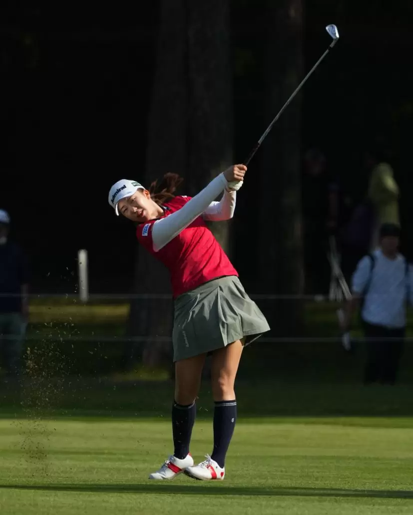 堀琴音のアイアンスイング（斜め前方）