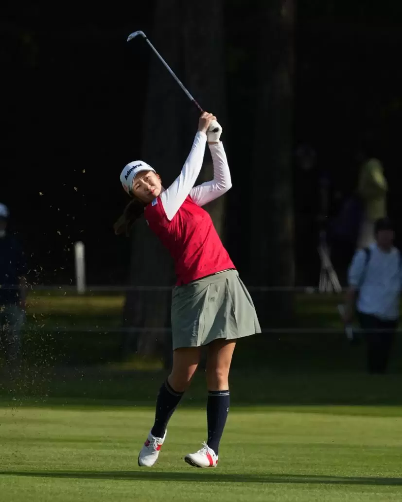 堀琴音のアイアンスイング（斜め前方）