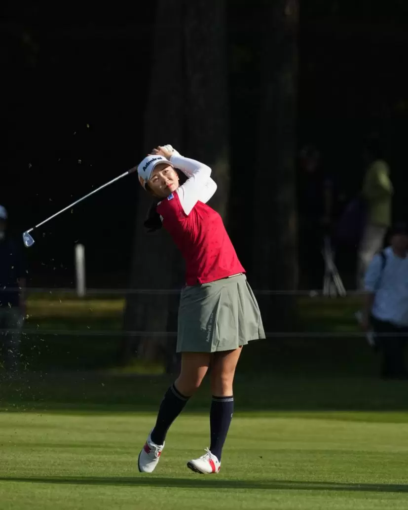 堀琴音のアイアンスイング（斜め前方）