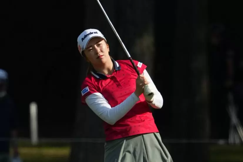 堀琴音のアイアンスイング（斜め前方）