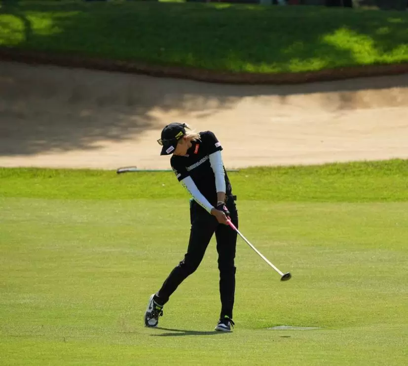 金田久美子のフェアウェイウッドスイング