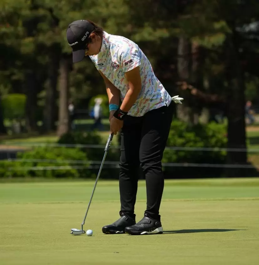 穴井詩パッティングストローク