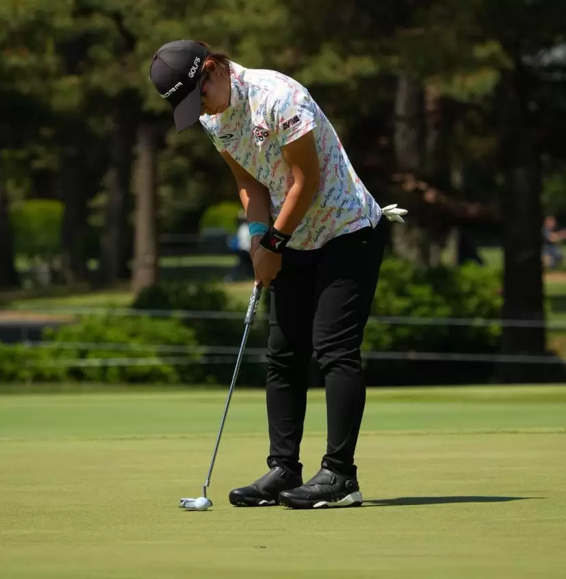 穴井詩パッティングストローク