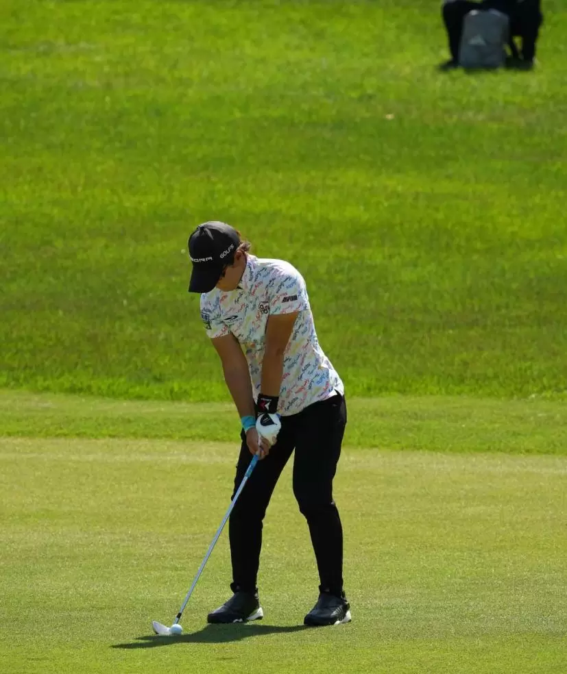 穴井詩のアイアンスイング連続写真