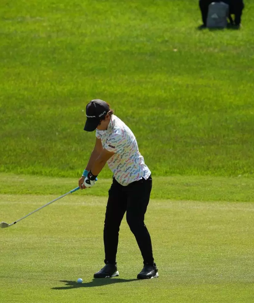 穴井詩のアイアンスイング連続写真