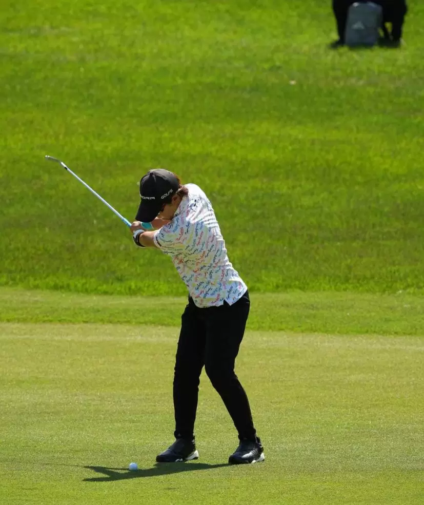 穴井詩のアイアンスイング連続写真