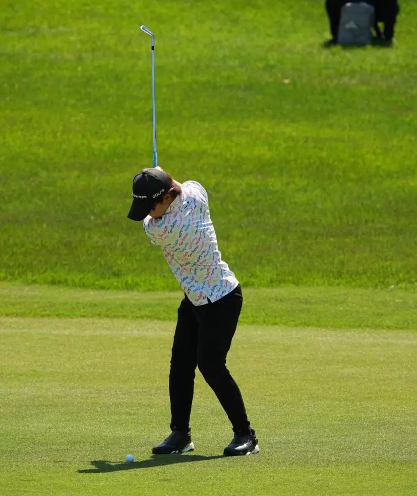 穴井詩のアイアンスイング連続写真