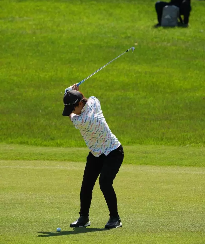 穴井詩のアイアンスイング連続写真