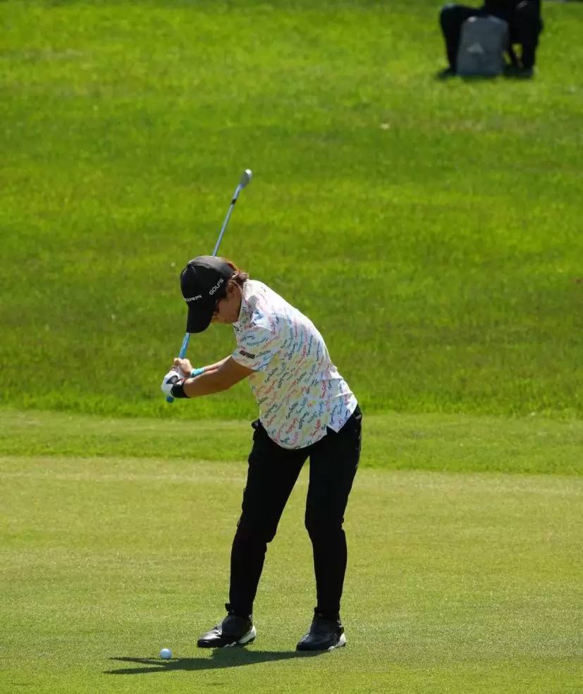 穴井詩のアイアンスイング連続写真