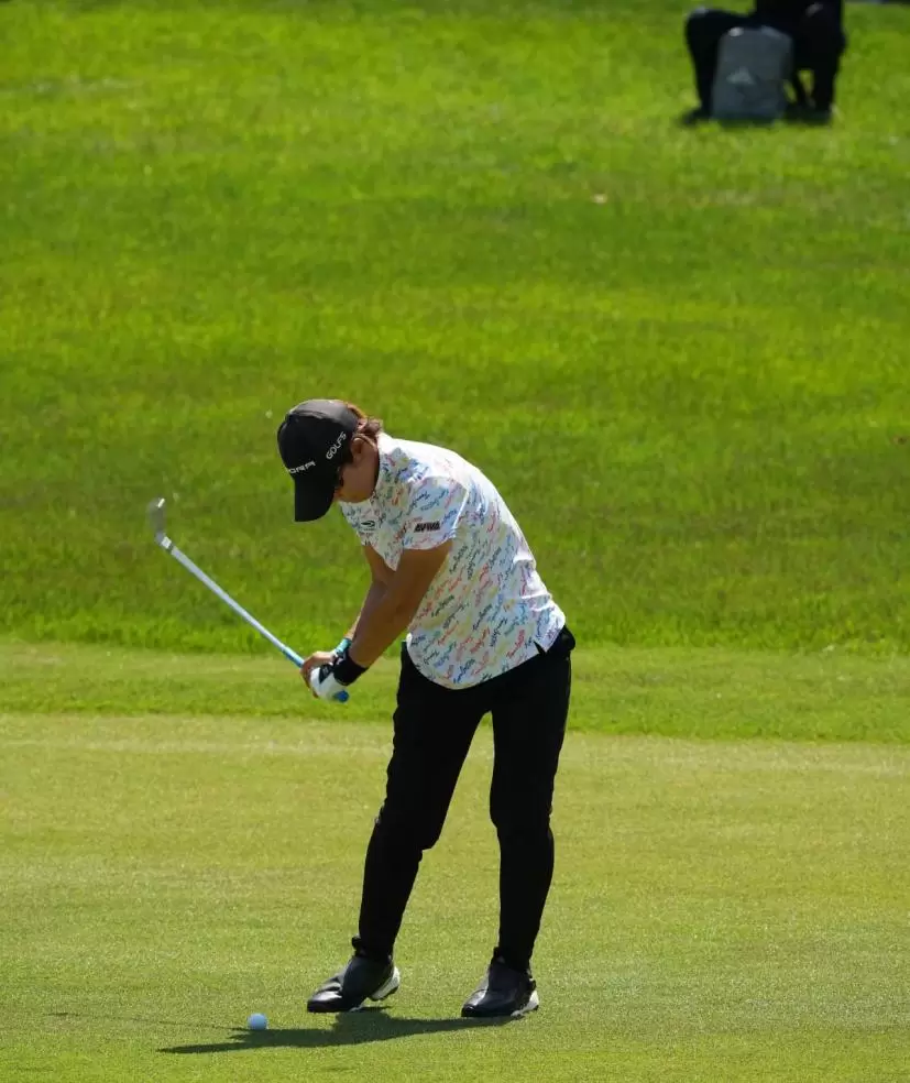 穴井詩のアイアンスイング連続写真