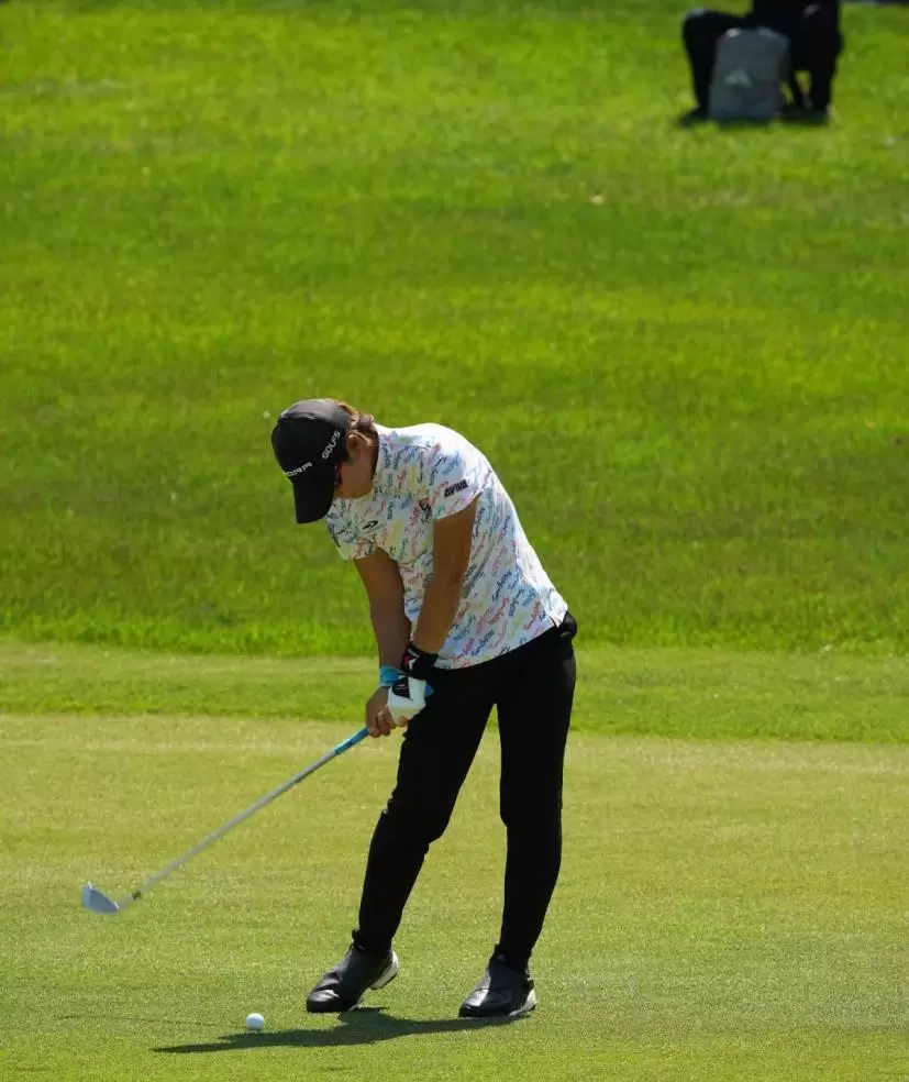 穴井詩のアイアンスイング連続写真