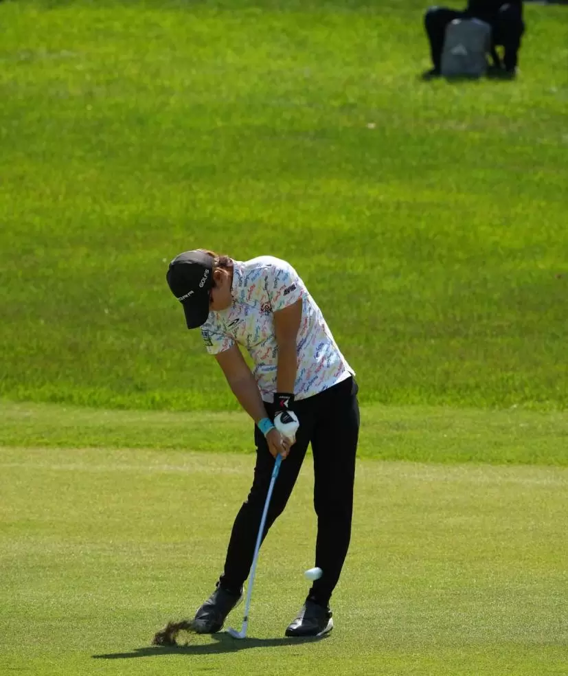 穴井詩のアイアンスイング連続写真