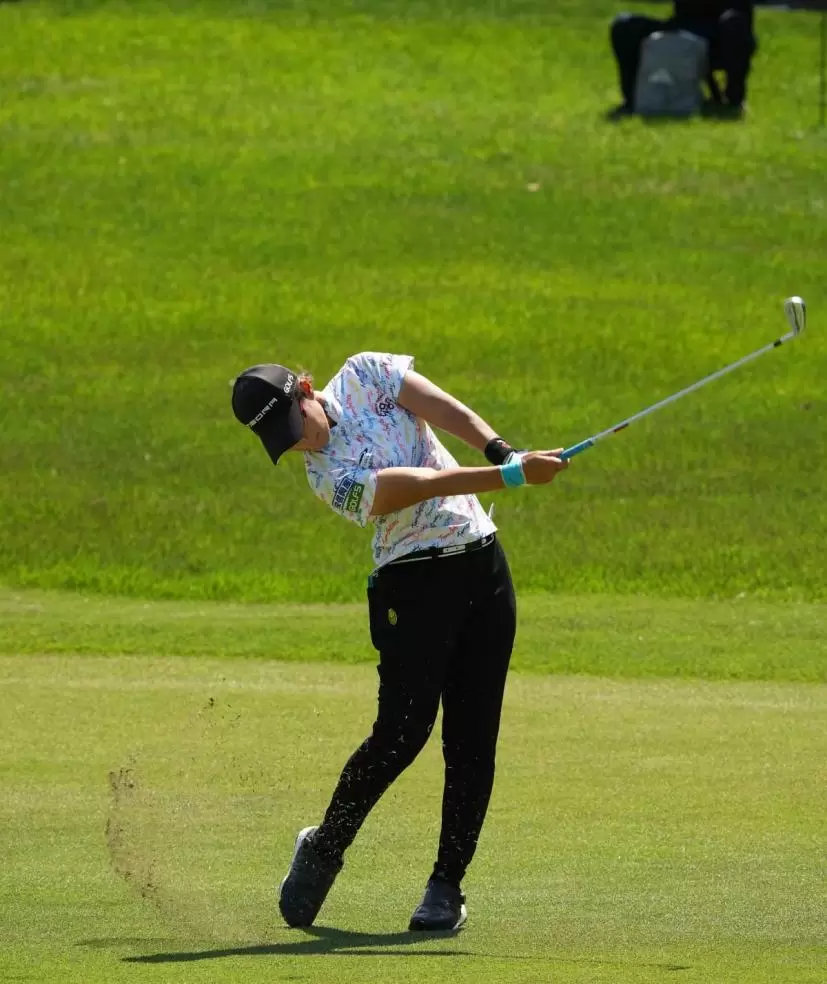 穴井詩のアイアンスイング連続写真