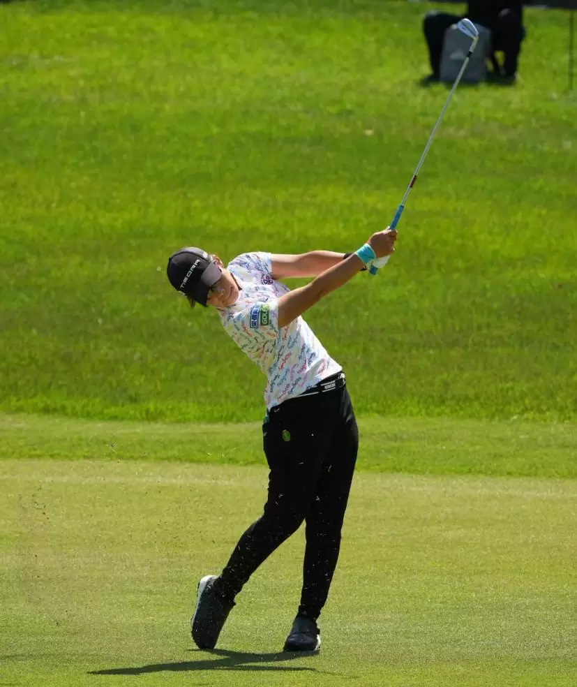 穴井詩のアイアンスイング連続写真