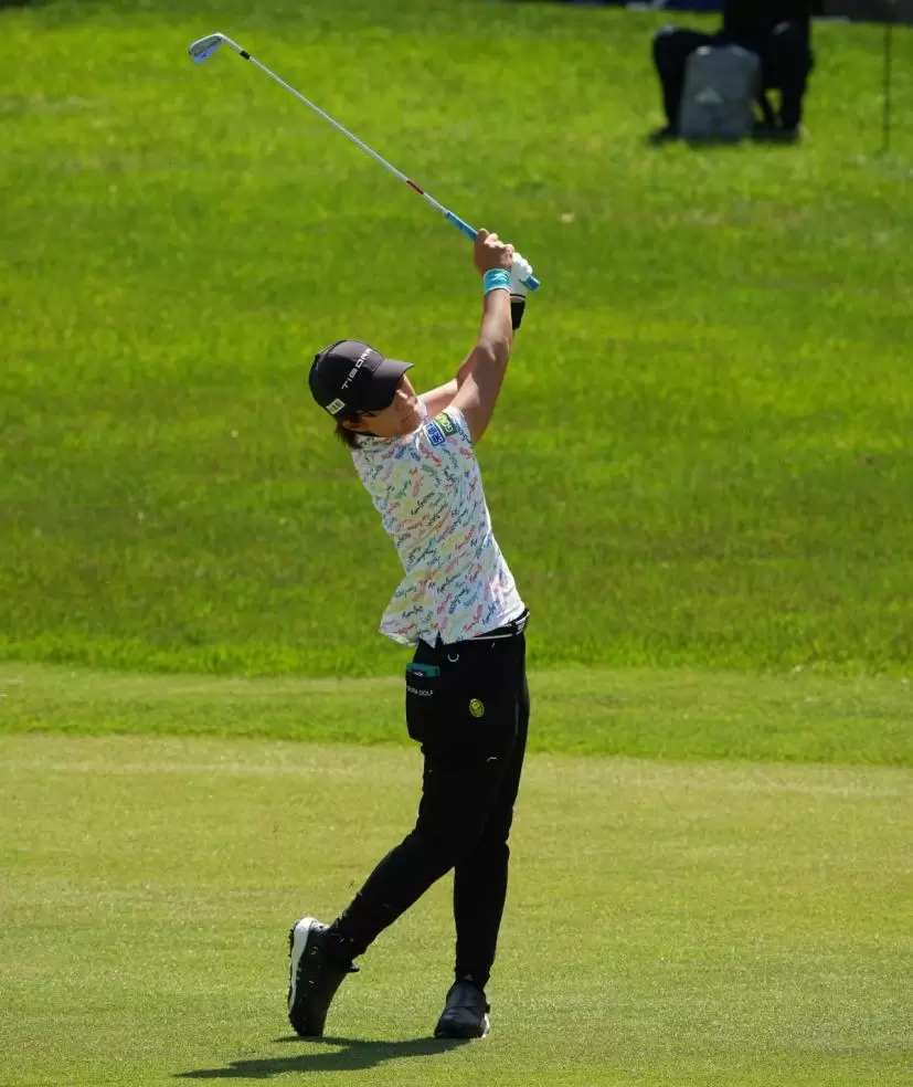 穴井詩のアイアンスイング連続写真