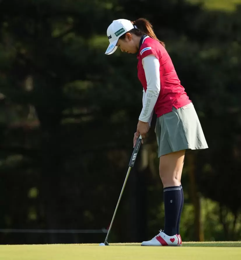 堀琴音のパッティングストローク連続写真