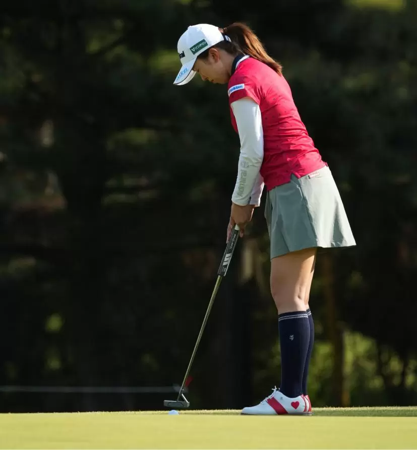 堀琴音のパッティングストローク連続写真