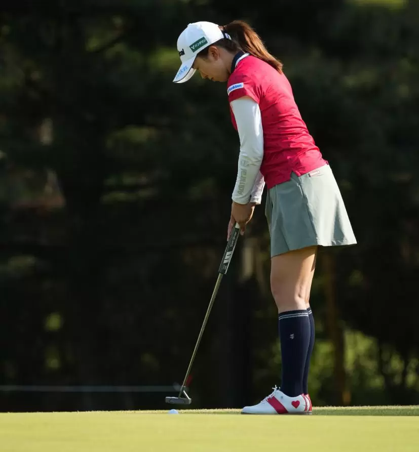 堀琴音のパッティングストローク連続写真