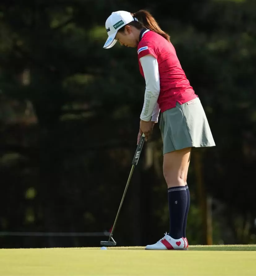 堀琴音のパッティングストローク連続写真