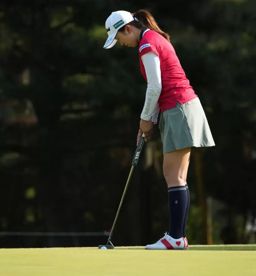 堀琴音のパッティングストローク連続写真