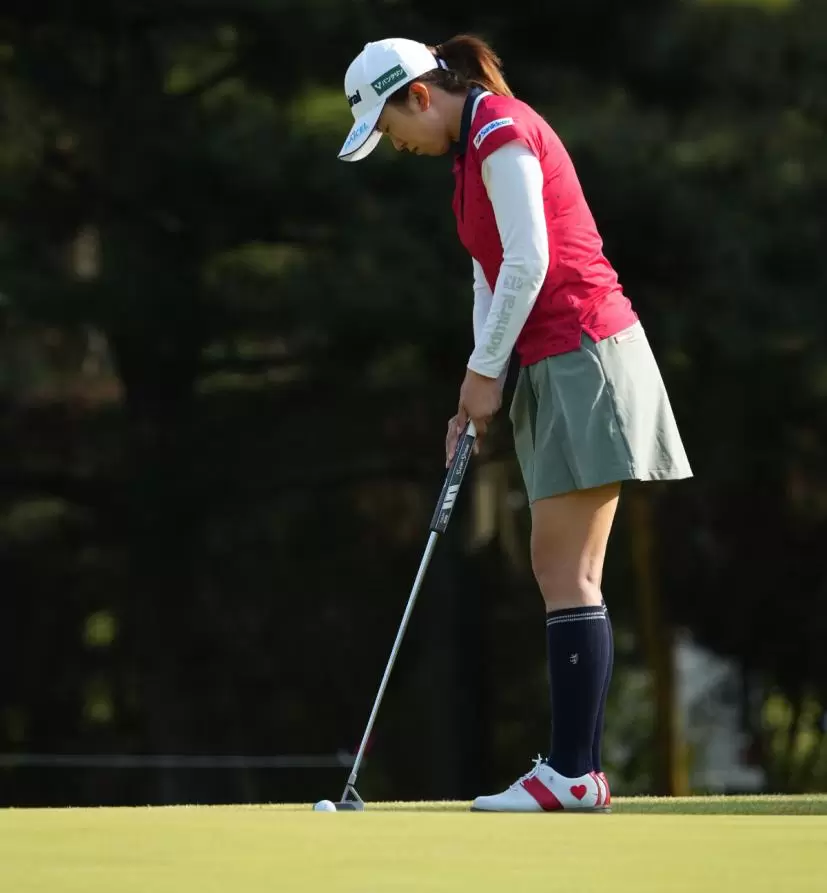 堀琴音のパッティングストローク連続写真