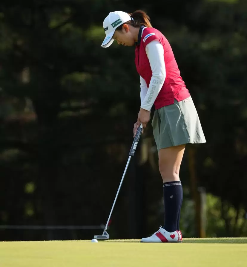 堀琴音のパッティングストローク連続写真