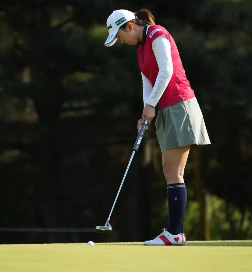 堀琴音のパッティングストローク連続写真