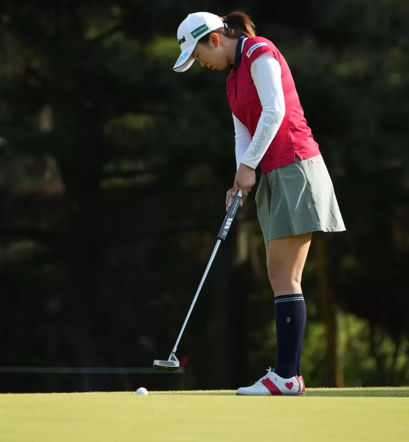 堀琴音のパッティングストローク連続写真