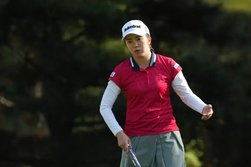 堀琴音のパッティングストローク連続写真