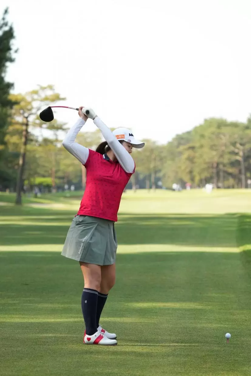 堀琴音のドライバースイング連続写真