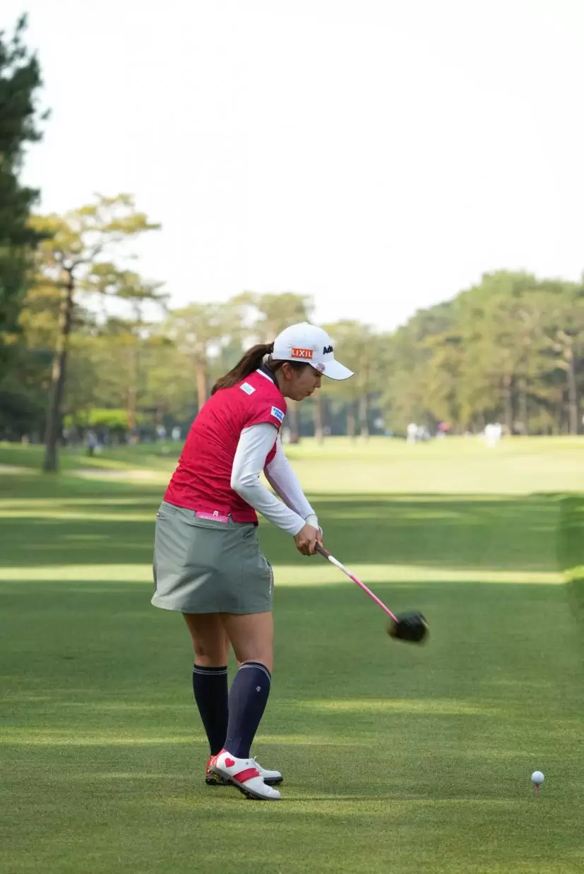 堀琴音のドライバースイング連続写真