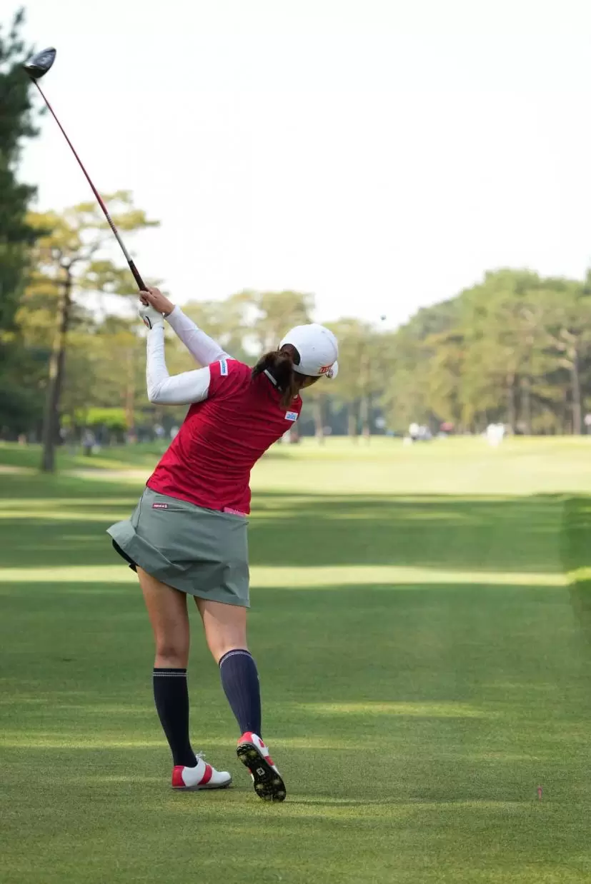 堀琴音のドライバースイング連続写真