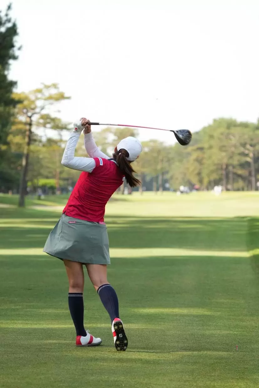 堀琴音のドライバースイング連続写真