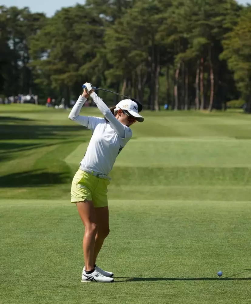 安田祐香のドライバースイング
