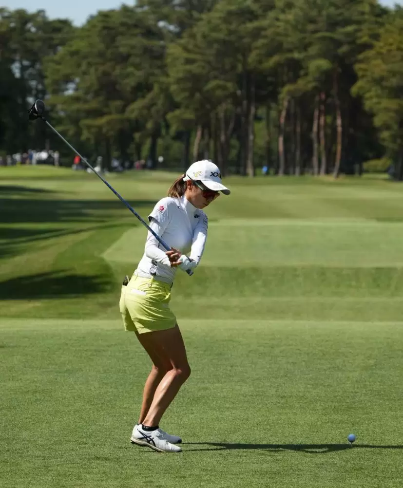 安田祐香のドライバースイング