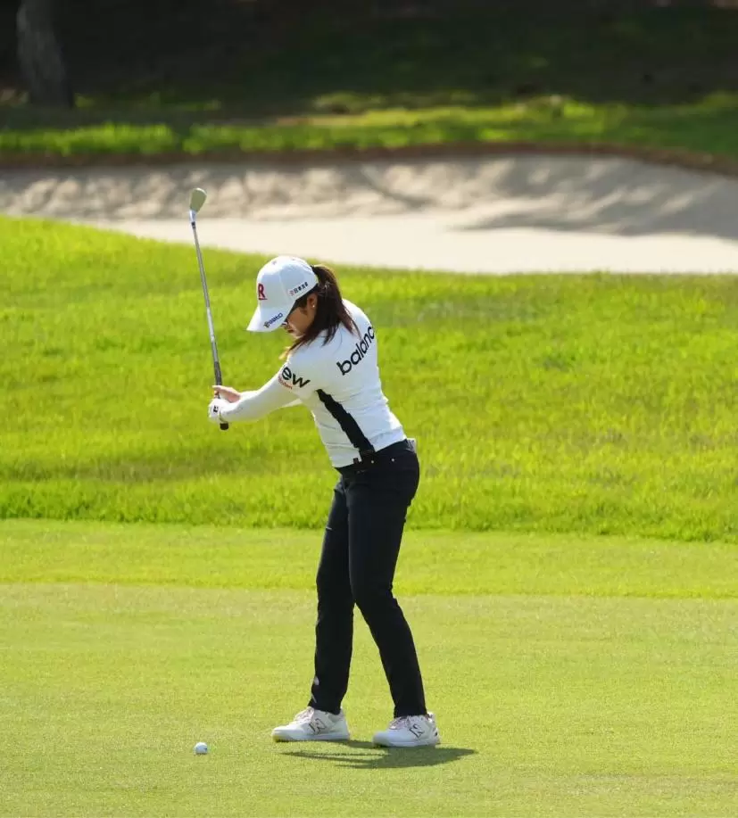 稲見萌寧のアイアンスイング