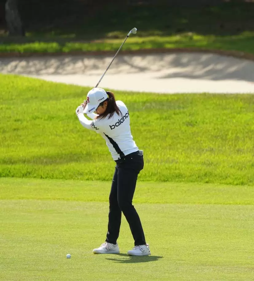 稲見萌寧のアイアンスイング