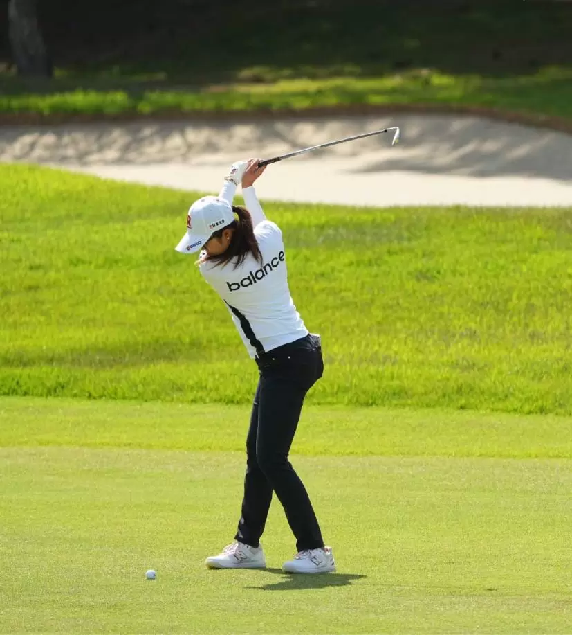 稲見萌寧のアイアンスイング