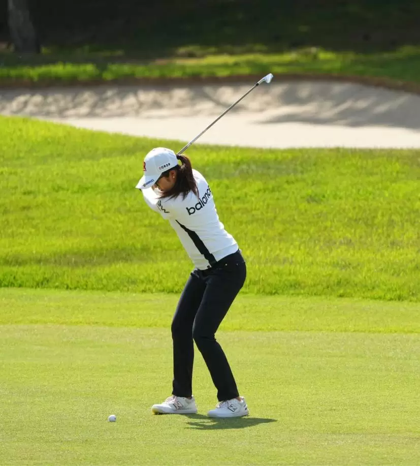 稲見萌寧のアイアンスイング