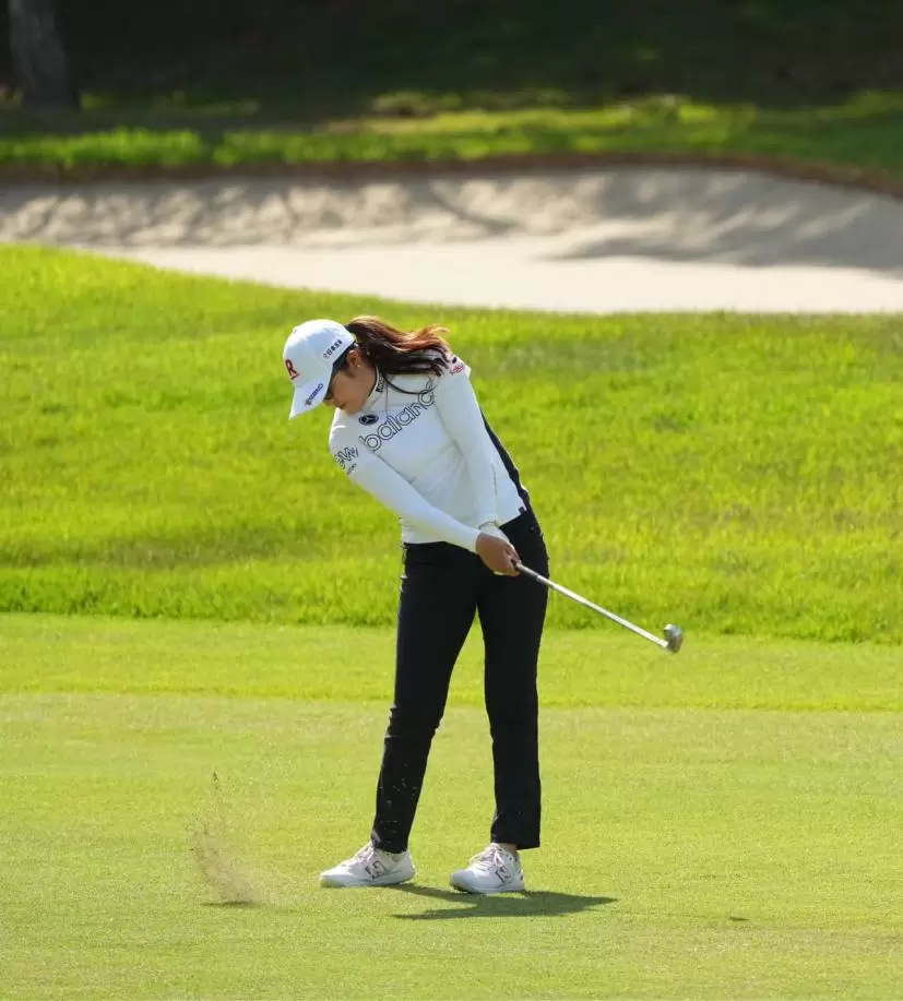 稲見萌寧のアイアンスイング