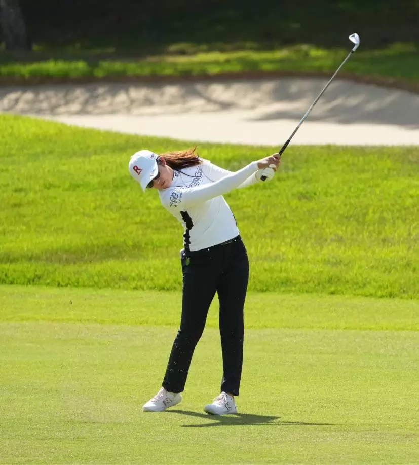 稲見萌寧のアイアンスイング