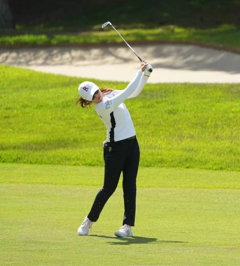 稲見萌寧のアイアンスイング