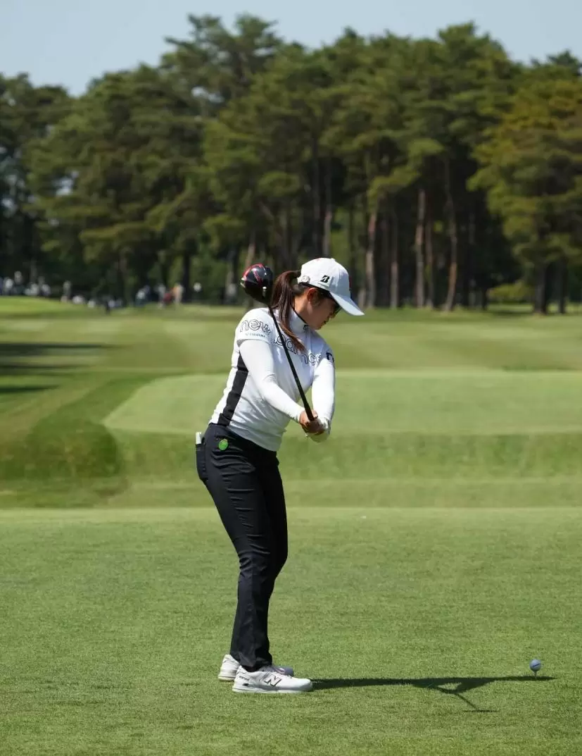 稲見萌寧のドライバースイング