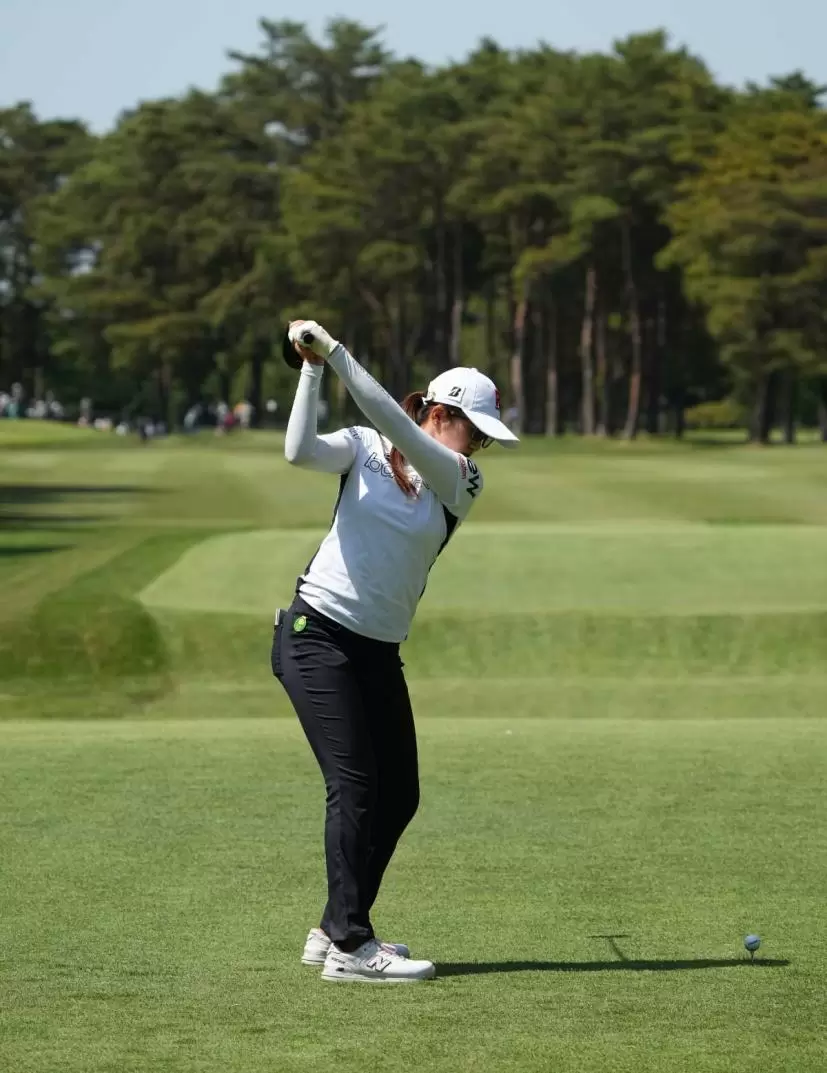 稲見萌寧のドライバースイング