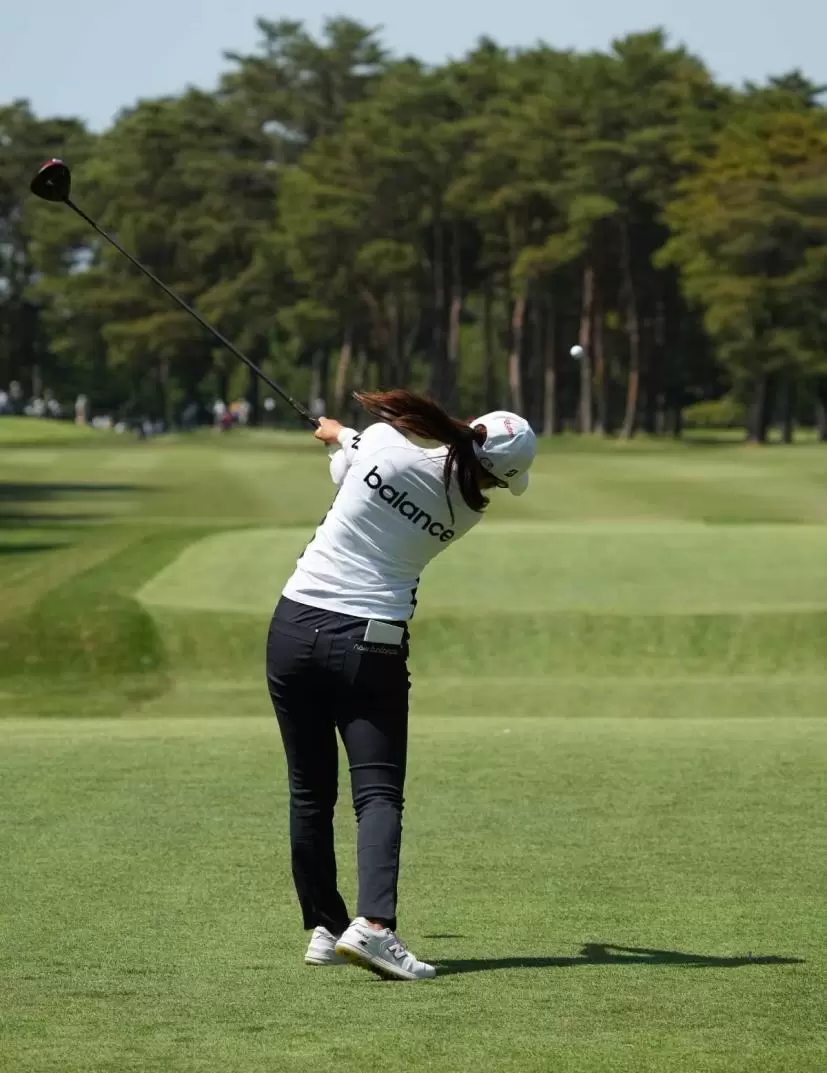 稲見萌寧のドライバースイング