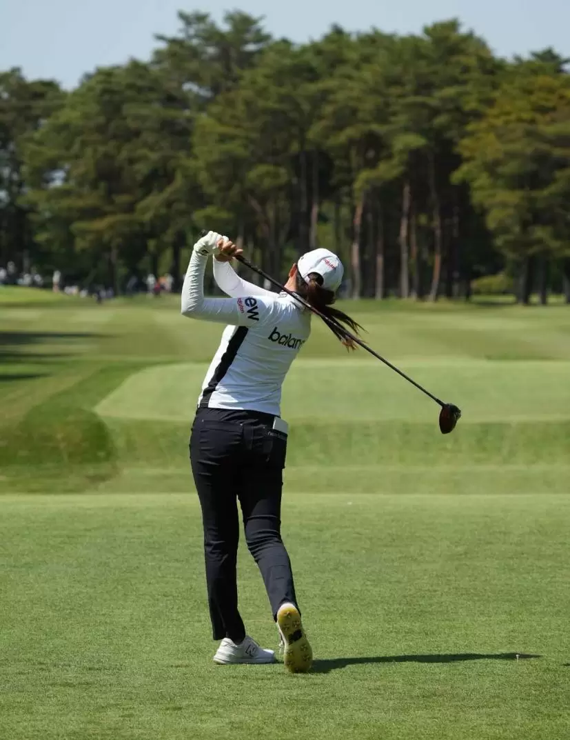 稲見萌寧のドライバースイング