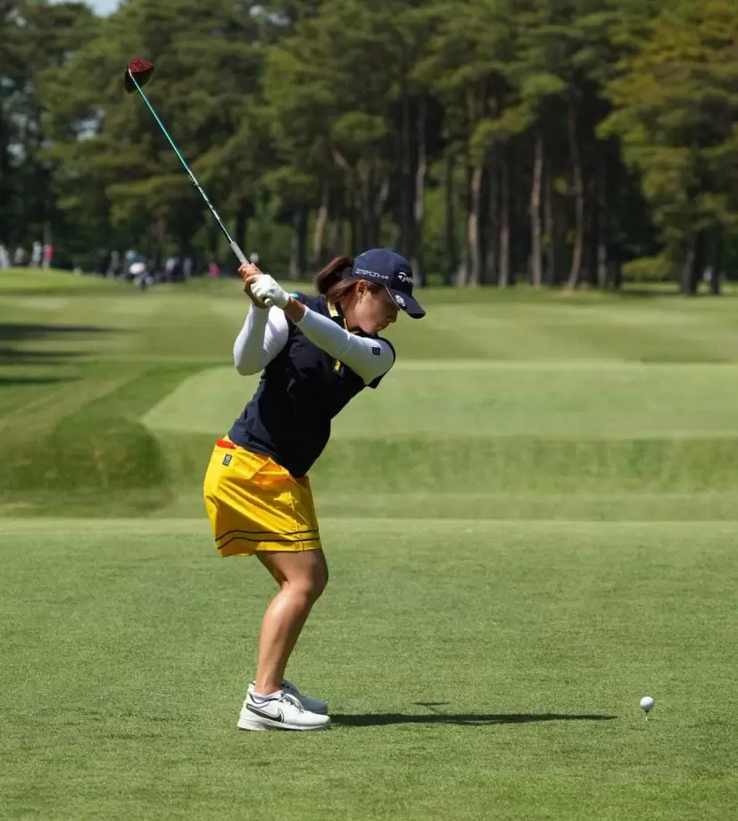 永峰咲希のドライバースイング